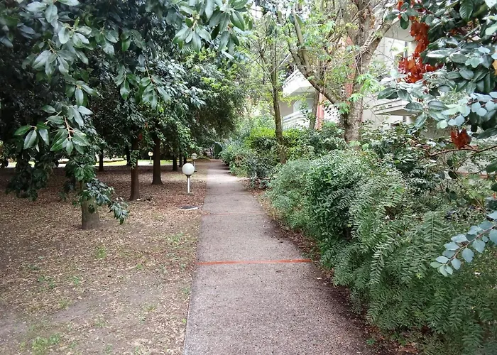 Daire Bright With Pool And Tennis