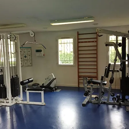 Bright With Pool And Tennis Apartmán